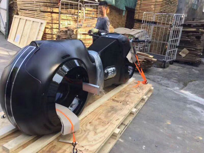 CHOÁNG: Phúc XO tậu 2 môtô 10 tỷ có bánh không trục, động cơ 2000cc - 2