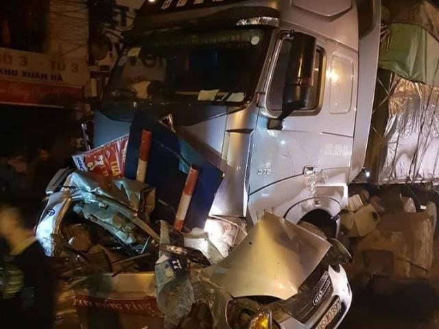 Tin tức trong ngày - Xe tải đâm nát bươm xe taxi đang dừng chờ khách bên đường, 1 người tử vong