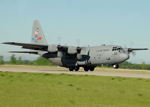 Máy bay C-130 Hercules của Mỹ vừa hạ cánh xuống Nội Bài &#34;khủng&#34; cỡ nào? - 1