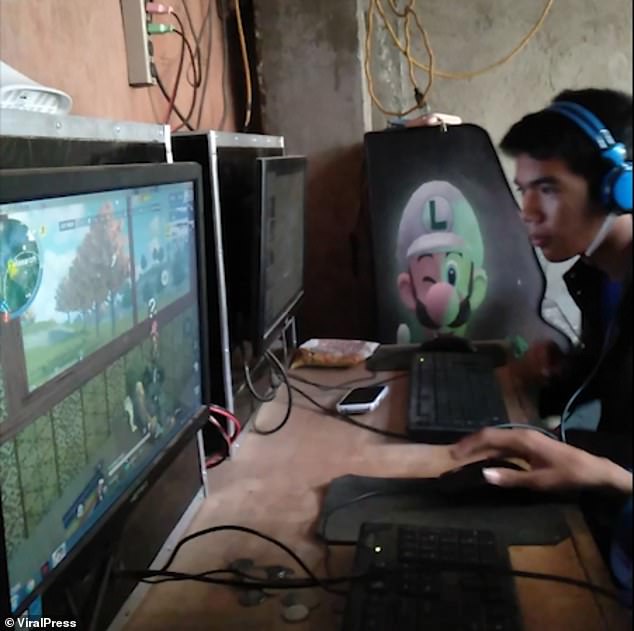 Mẹ mang cơm đến quán Internet đút cho con trai “cày game” - 2