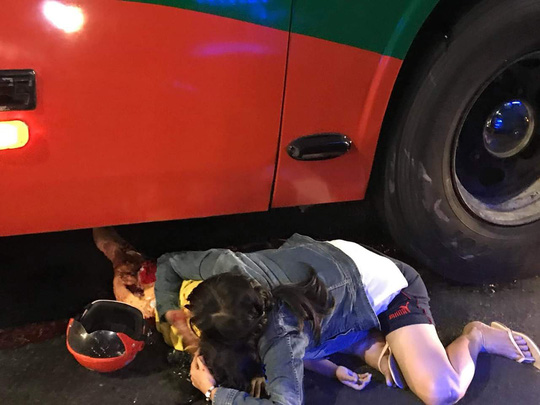 Người mẹ gào khóc ôm con gái đang hấp hối dưới bánh xe khách - 1