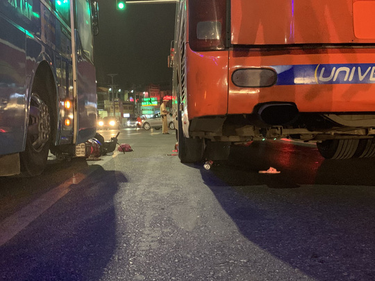 Người mẹ gào khóc ôm con gái đang hấp hối dưới bánh xe khách - 3