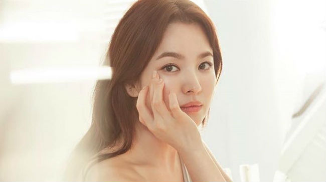 Dù đã là U40 nhưng nhan sắc của Song Hye Kyo vẫn vô cùng tươi trẻ, nhiều người nhận xét trông cô không khác so với thuở 18 đôi mươi.
