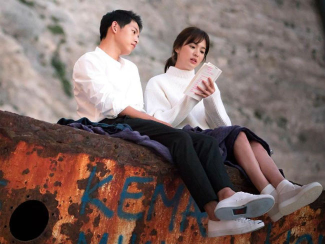 Và cả 2 đã có cái kết viên mãn bằng 1 đám cưới như mơ. Dù hơn chồng 4 tuổi nhưng khi đứng cạnh nhau, &#34;nữ thần&#34; điện ảnh xứ Kim chi vẫn rất trẻ trung, không hề kém cạnh bạn đời.