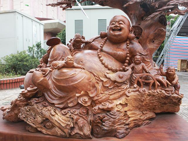 Thị trường - Tiêu dùng - Tận thấy bộ ba tượng phật bằng gỗ quý giá gần 3 tỷ đồng