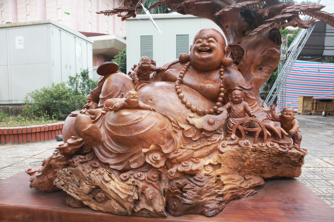 Để hoàn thành tác phẩm, 5 thợ lành nghề làm trong vòng 4 tháng.