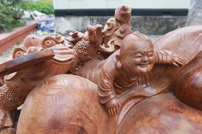 Hình chú tiểu ngộ nghĩnh dưới chân Phật rất có hồn.