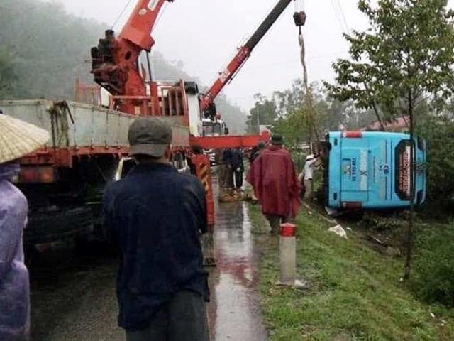 Tin tức trong ngày - Lật xe khách, hàng chục người hốt hoảng trong mưa