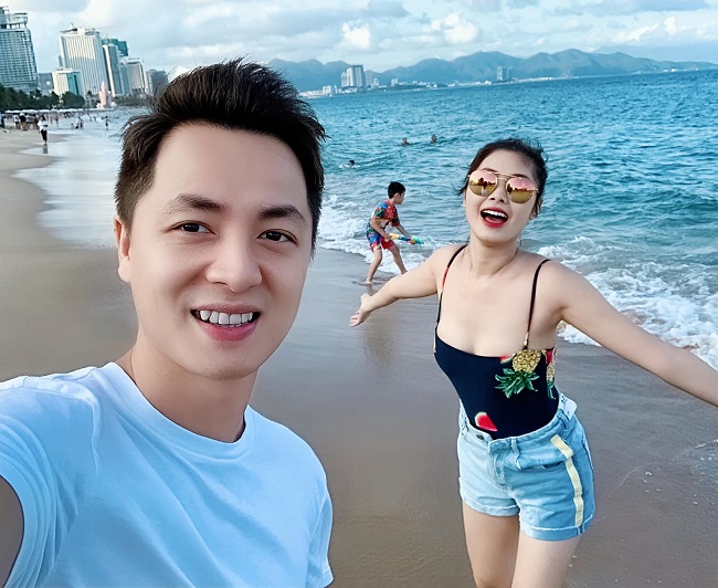 Bà xã Đăng Khôi có tên là Thủy Anh. Dù đã sinh 2 con nhưng dáng vóc của cô vẫn gọn gàng như thời con gái.&nbsp;