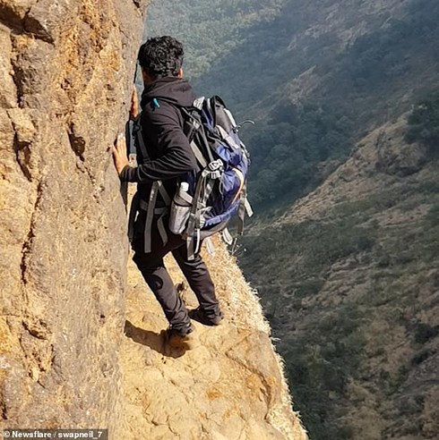 Rùng mình video đi bộ trên vách núi cao 1.200m nguy hiểm nhất thế giới - 1