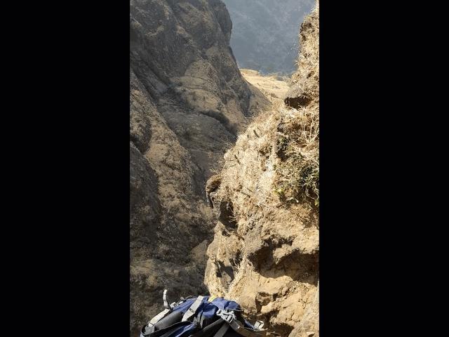 Du lịch - Rùng mình video đi bộ trên vách núi cao 1.200m nguy hiểm nhất thế giới