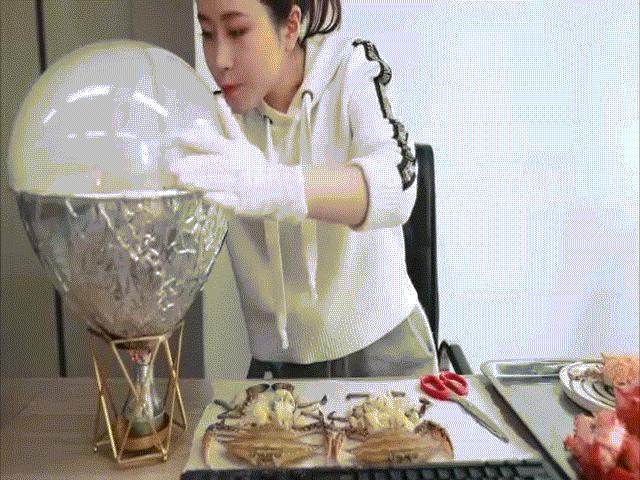 Bạn trẻ - Cuộc sống - Thánh nữ công sở trổ tài hấp "cua khổng lồ" không cần bếp