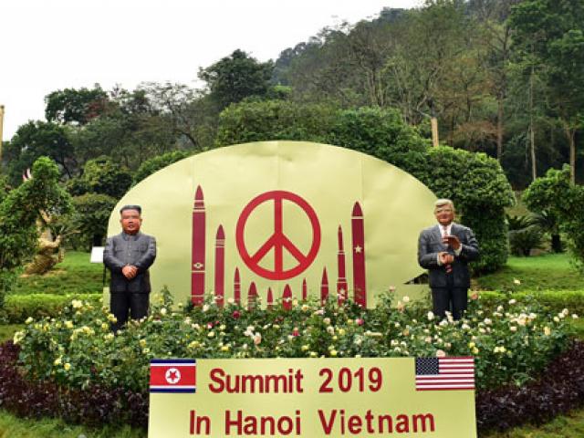 Du lịch - Bất ngờ 2 bức tượng ở Ba Vì "tiên đoán" cuộc gặp gỡ Trump - Kim