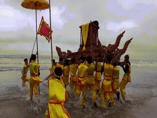 Tin tức trong ngày - Thót tim cảnh trai tráng lao ra biển tung, xoay tròn kiệu ở Nghệ An