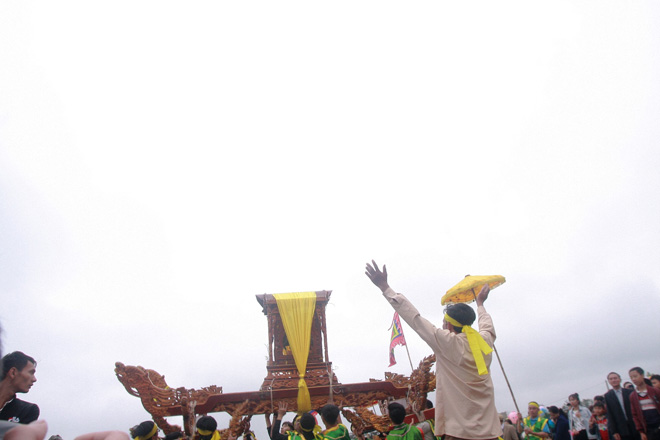 Thót tim cảnh trai tráng lao ra biển tung, xoay tròn kiệu ở Nghệ An - 9