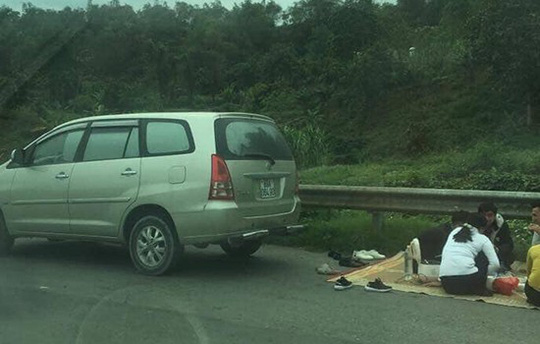 Lại xuất hiện nhóm người “liều mạng&#34; trải chiếu ăn nhậu trên cao tốc Nội Bài-Lào Cai - 1