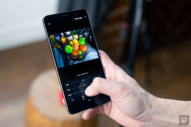 Đáng buồn thay, một trong những xu hướng smartphone bắt đầu nhận sự chú ý gần đây đã được HMD vay mượn để áp dụng cho Nokia 9 PureView khi nó không có jack cắm âm thanh 3.5 mm. Mặc dù vậy, HMD đã thêm một cảm biến vân tay quang học vào màn hình.