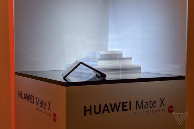 Theo CEO Huawei cho biết, các kỹ sư của công ty đã làm việc trong ba năm, thiết kế Falcon Wing với hơn 100 thành phần và đã được cấp bằng sáng chế.