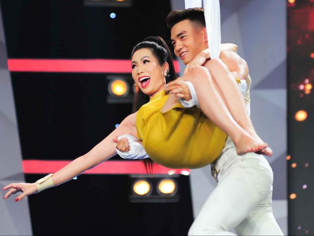 Giải trí - Trịnh Kim Chi được "trai đẹp làng xiếc" bế trên không, Đại Nghĩa ghen tỵ