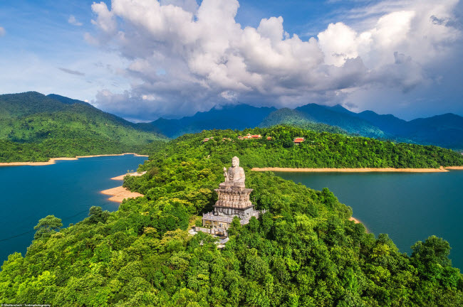 Thiền viện Trúc Lâm Bạch Mã được xây dựng vào năm 2006 ở giữa hồ Truồi gần núi Bạch Mã.