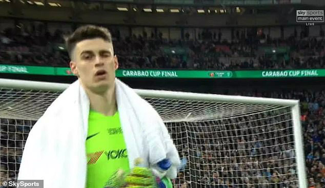 Chelsea rối loạn: Kepa &#34;bật&#34; HLV Sarri, hành động lạ khiến triệu fan nổi giận - 1