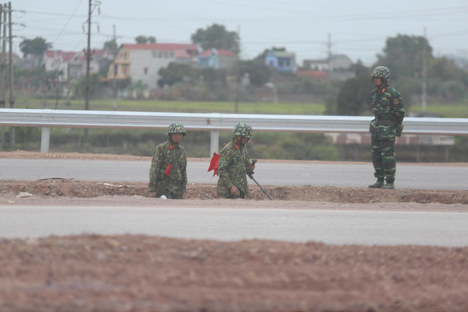 Công binh dò mìn dọc Quốc lộ 1 từ Lạng Sơn - Hà Nội - 1