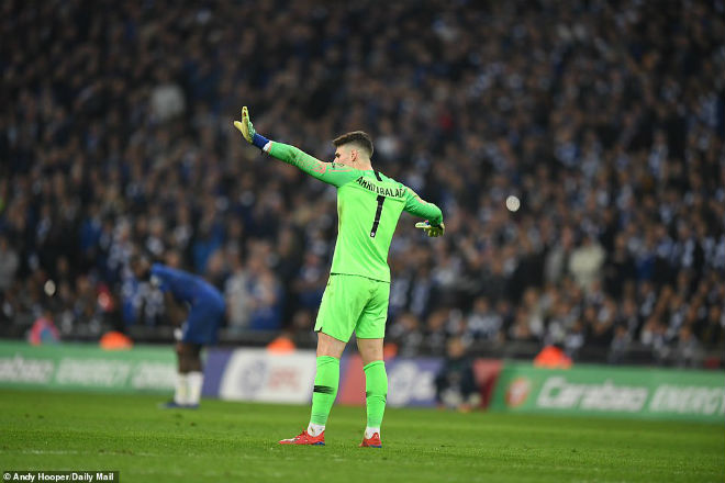 Chelsea rối loạn: Kepa &#34;bật&#34; HLV Sarri, hành động lạ khiến triệu fan nổi giận - 3