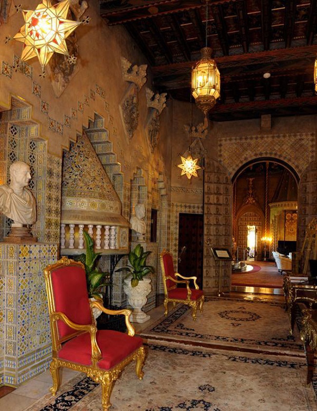 Cách trang trí lộng lẫy làm liên tưởng đến các lâu đài châu Âu được nổi bật cùng nội thất kiểu cổ đắt đỏ.
