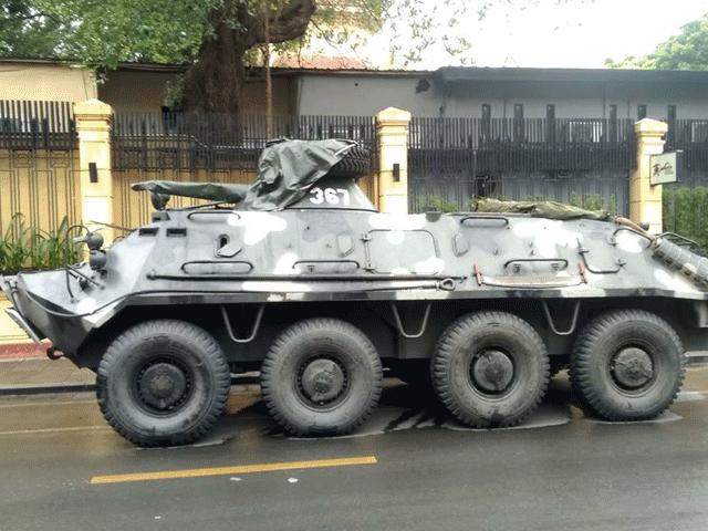 Xe bọc thép quân đội trang bị vũ khí hạng nặng xuất hiện trên phố Hà Nội