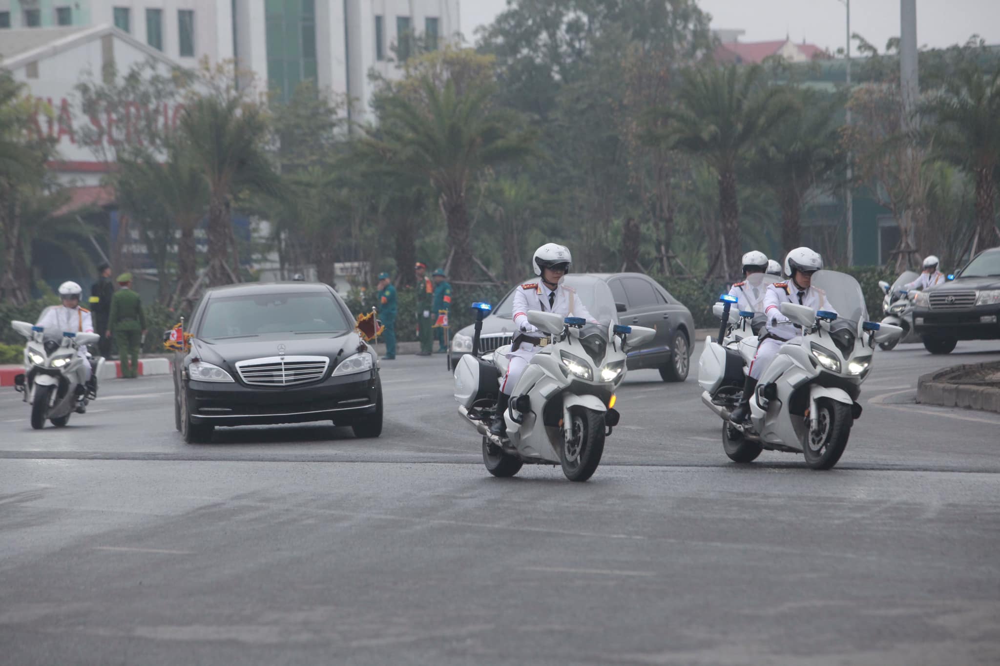 Những hình ảnh đầu tiên của đoàn xe Chủ tịch Kim Jong Un tại Hà Nội - 1