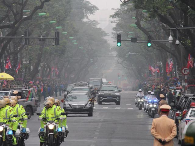 Tin tức trong ngày - Những hình ảnh đầu tiên của đoàn xe Chủ tịch Kim Jong Un tại Hà Nội