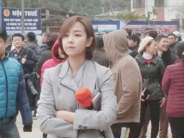 Nữ phóng viên truyền hình gây chú ý vì thần thái xinh đẹp ở ga Đồng Đăng