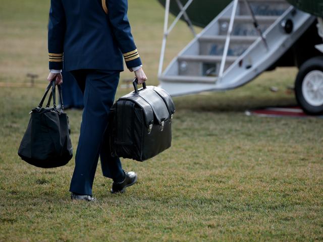 Chiếc valy hạt nhân theo ông Trump sang Việt Nam tối nay