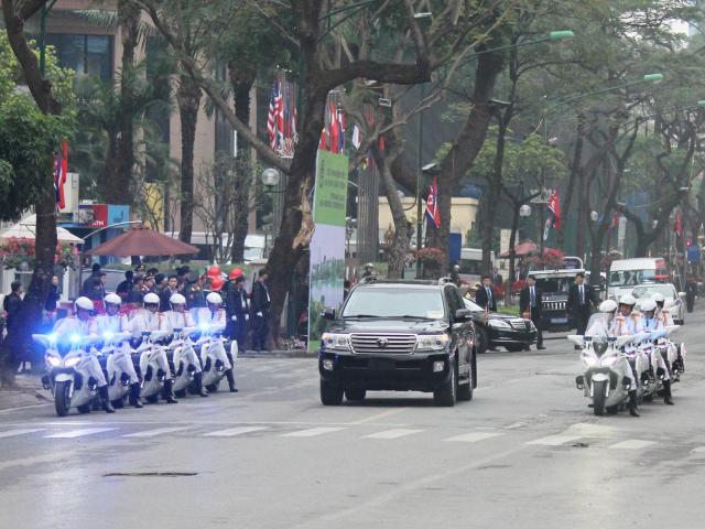 Tin tức trong ngày - Xe chở ông Kim Jong Un rời khách sạn Melia đến Đại sứ quán Triều Tiên