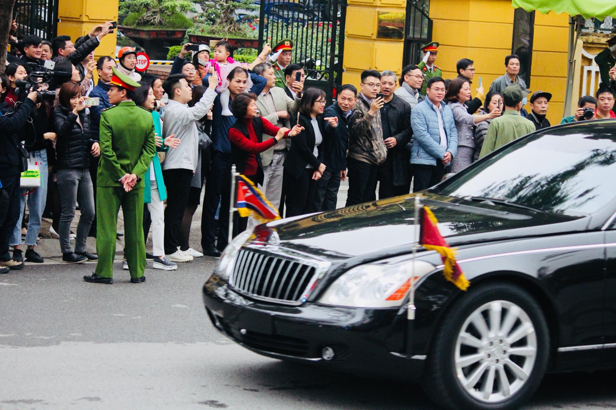 Xe chở ông Kim Jong Un rời khách sạn Melia đến Đại sứ quán Triều Tiên - 6