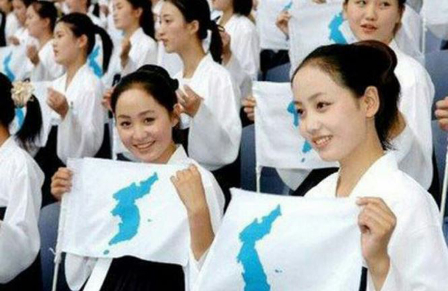 Cô cùng người chị sinh đôi trong đội cổ vũ Triều Tiên cũng được khen nức lời vì xinh đẹp.