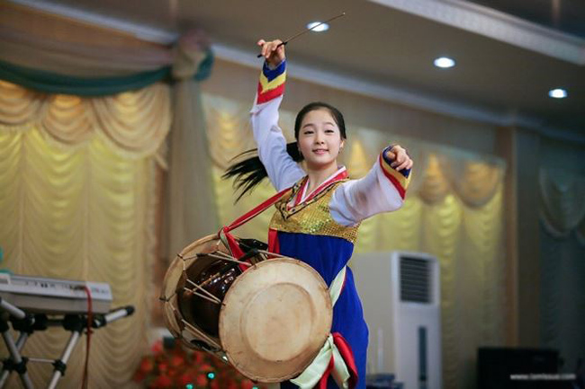 Gương mặt trẻ tuổi Kim Eun Ah nổi tiếng không thua kém gì mỹ nhân Baek Gyang Suk. Cô là vũ công tại một chi nhánh thuộc chuỗi các nhà hàng quốc tế của Bình Nhưỡng.
