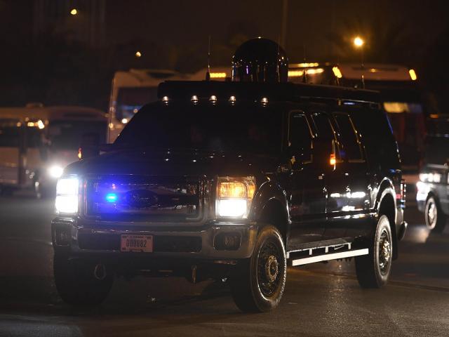 Xuất hiện siêu xe lạ hộ tống 2 ”quái thú” đến Nội Bài đón Tổng thống Trump