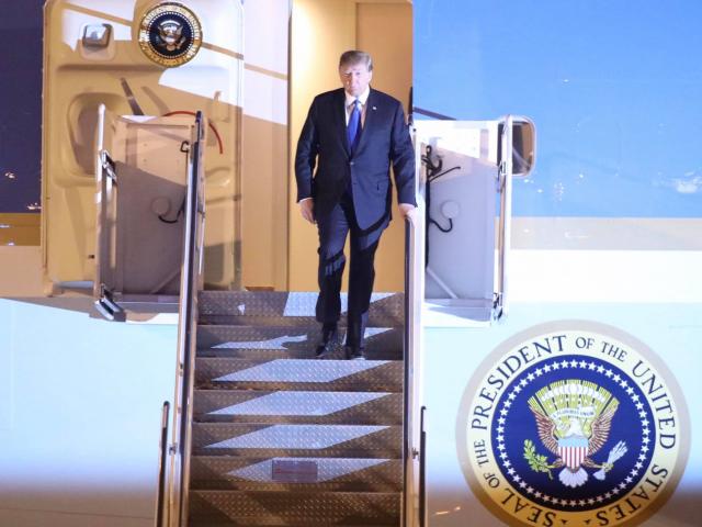 Tin tức trong ngày - Clip: Toàn cảnh lễ đón Tổng thống Mỹ Donald Trump tại sân bay Nội Bài