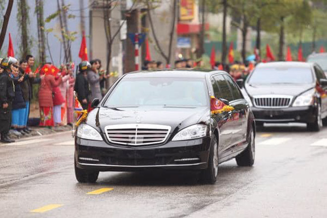 Cận cảnh siêu xe chống đạn của chủ tịch Kim Jong Un vừa đến Việt Nam sáng nay - 1