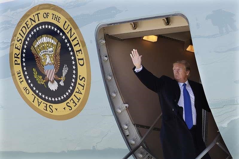 Tổng thống Trump lên chuyên cơ Không lực Một tới Việt Nam - 1