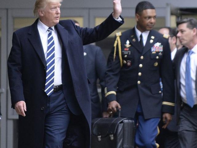 Thế giới - "Soi" chi tiết trong lẫn ngoài vali hạt nhân vừa theo ông Trump sang VN