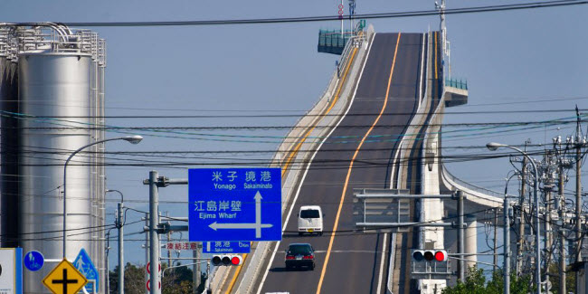 Cầu Eshima Ohashi, Nhật Bản: Cây cầu dài 15km nối thành phố Matsue và Sakaiminato. Độ dốc ngay lối vào của cây cầu khiến bất cứ tài xế nào cũng phải lo lắng. Công trình có thiết kế độ dốc lớn như vậy là để tàu thủy có thể đi qua phía dưới.