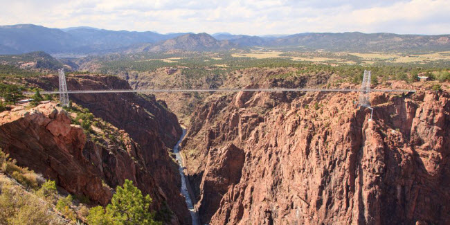 Cầu Royal Gorge, Mỹ:  Bắc qua sông Arkansas ở bang Colorado, Royal Gorge là cây cầu cao nhất ở nước Mỹ. Công trình này được làm từ 1.292 tấm ván gỗ và bạn có tham gia sự kiện nhảy bungee ở đây.