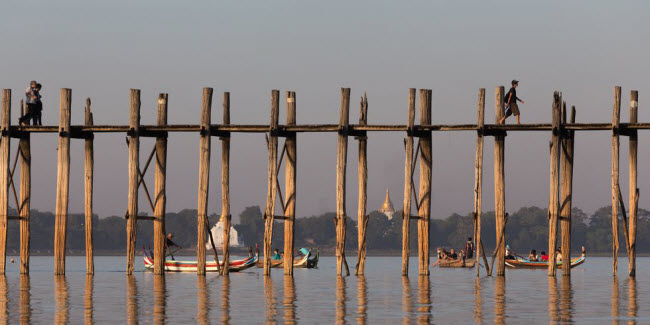 Cầu U Bein, Myanmar: Cây cầu chạy dài 1.220m dọc hồ Taung Tha Man ở Amarapura, Myanmar. Hàng trăm người dân và nhà sư địa phương đi bộ qua cây cầu mỗi ngày. Đây cũng là địa điểm hấp dẫn du khách vào lúc hoàng hôn. Bạn cần chú ý rằng cây cầu không có lan can bảo vệ.