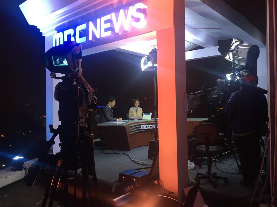 2 MC Hàn Quốc đưa tin thượng đỉnh Mỹ - Triều tại “trường quay trên trời" ở Hà Nội - 4