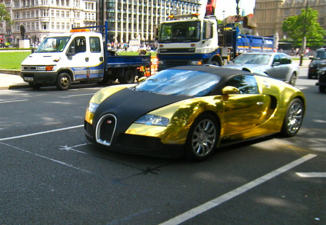 Bugatti Veyron mạ vàng - 10 triệu USD (khoảng 230 tỷ VND). Chiếc xe Bugatti Veyron mạ vàng đã được đặc chế cho 1 tỉ phú Trung Đông.