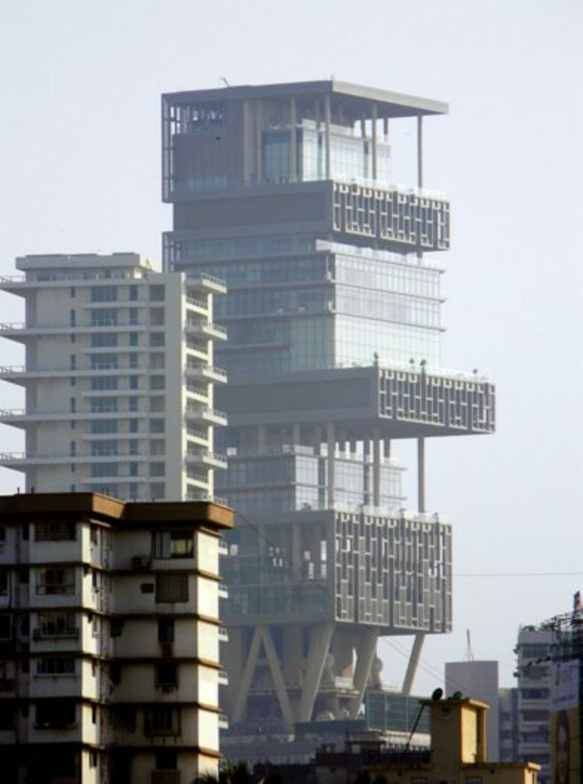Tòa nhà Antilia – 1 tỉ USD (khoảng 23.000 tỷ VND). Được sở hữu bởi tỉ phú Ấn Độ Mukesh Ambani, tòa nhà 34 tầng được thiết kế đứng vững vàng khi có động đất và nó bao gồm 3 sân đỗ trực thăng cùng 1 garage có thể đỗ 160 chiếc xe.