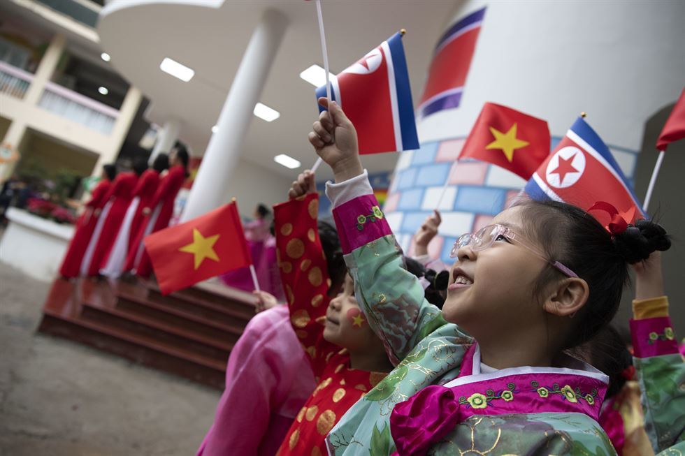 Loạt ảnh trẻ em HN chào đón hội nghị thượng đỉnh Mỹ-Triều lên báo Hàn Quốc - 1