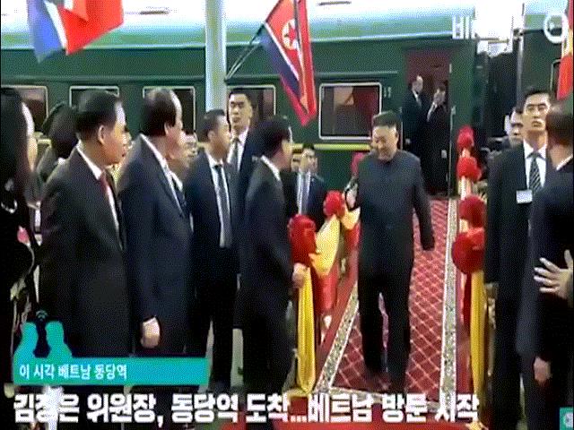 Phiên dịch viên Triều Tiên ”gây sốt” khi chạy nhanh như gió bắt kịp ông Kim